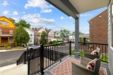 The Picket Fence - Front Entry to Street